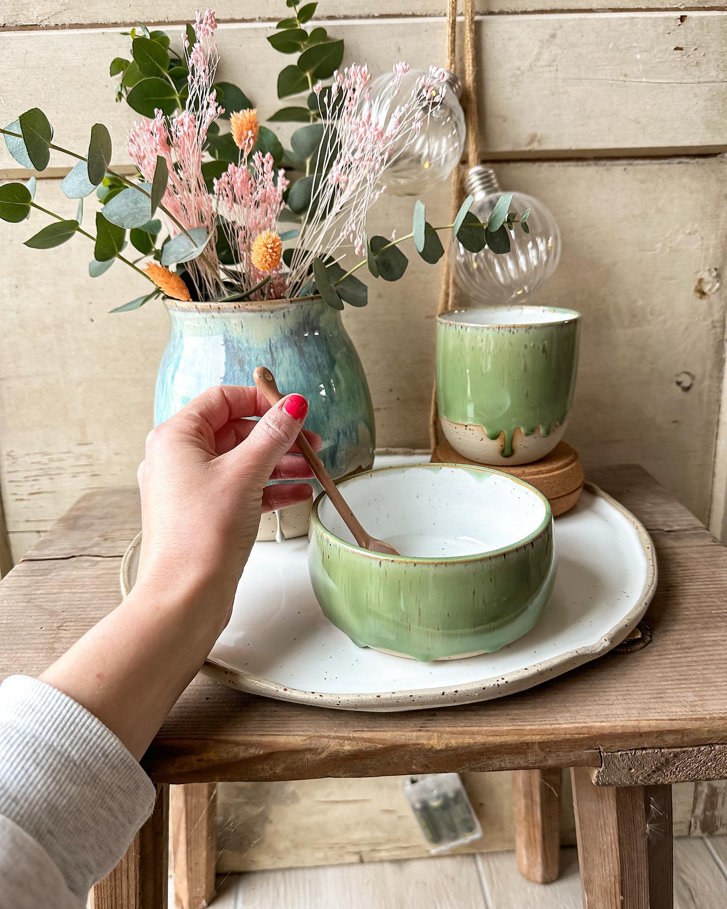 Schuessel und Becher aus Keramik